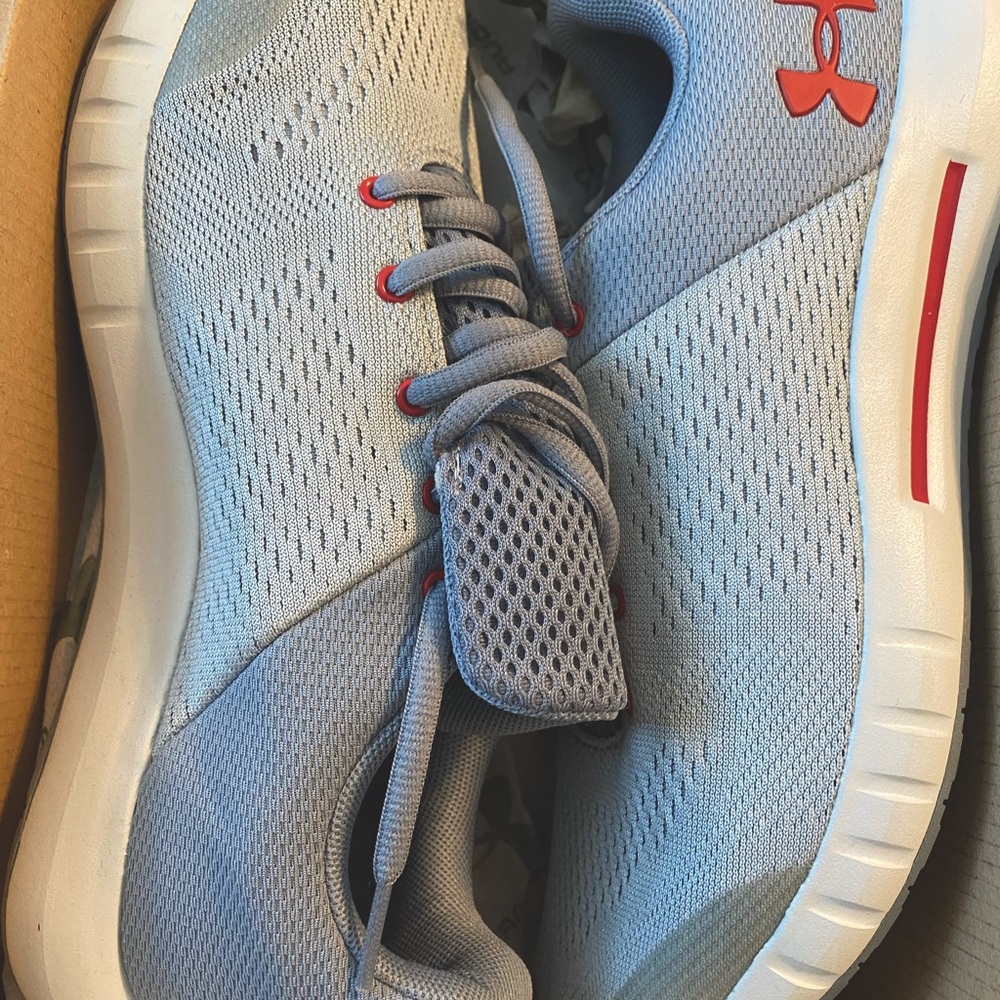 7Y under Armour tennis shoes